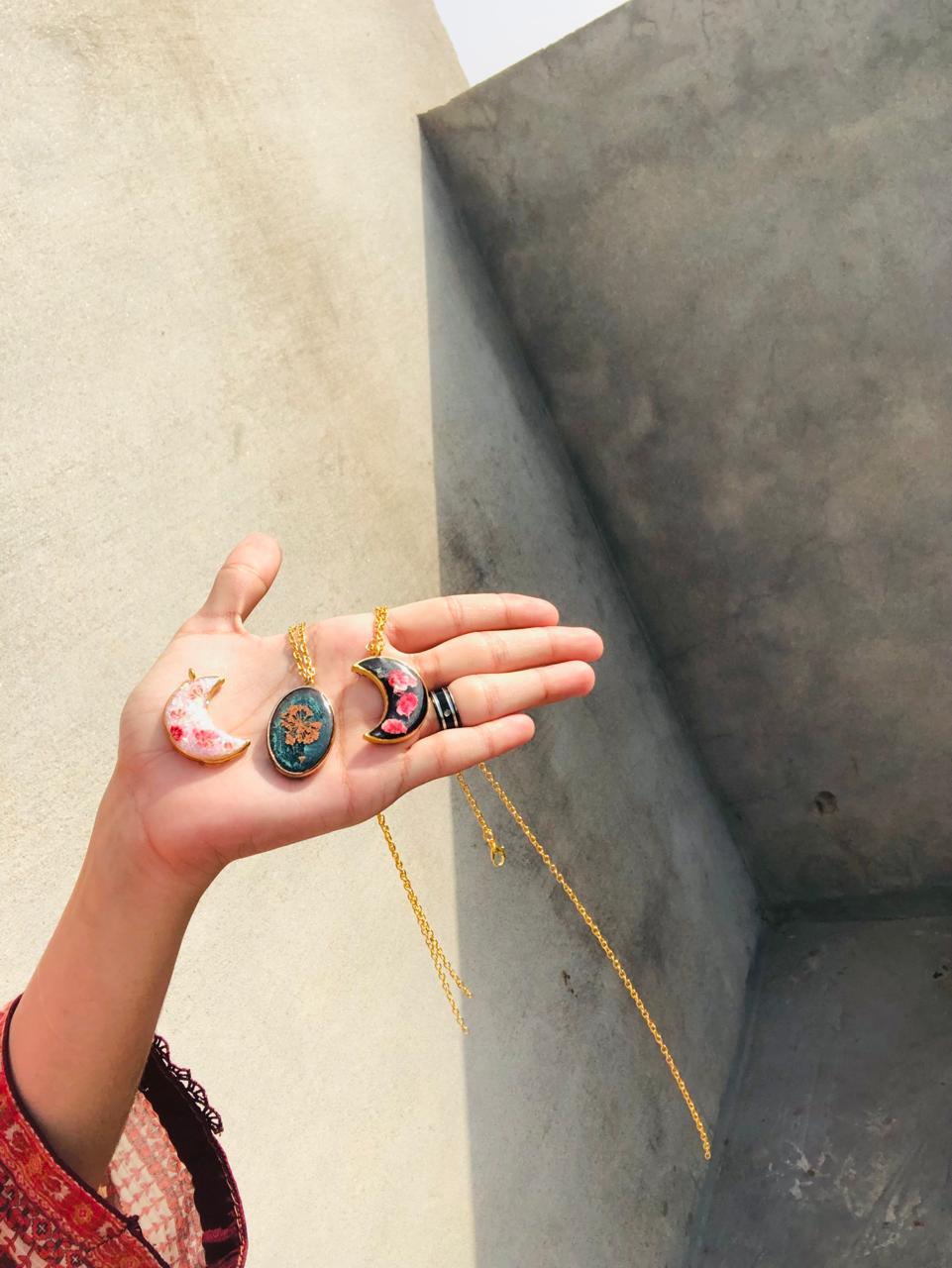 RESIN PENDENT MOON SHAPE AND OVAL