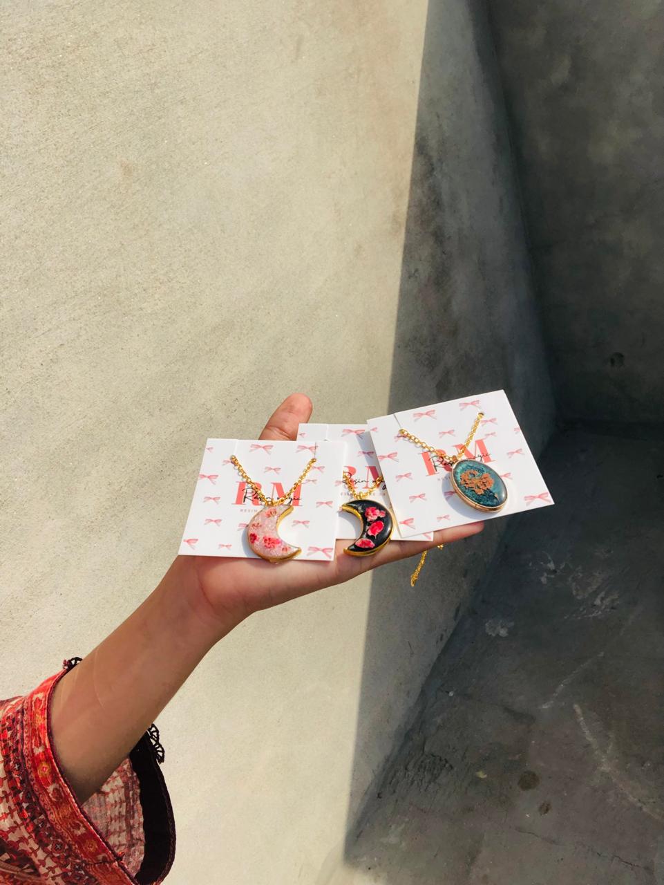 RESIN PENDENT MOON SHAPE AND OVAL